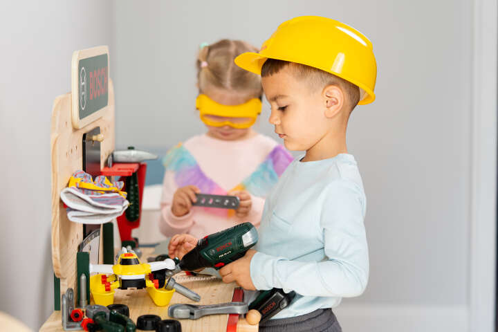 klein BOSCH Kinder-Holzwerkbank